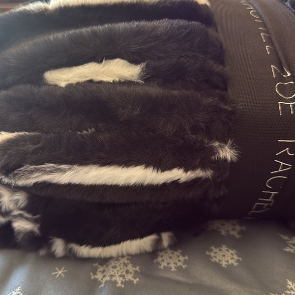 ☠️RACHEL ZOE Oversized skeletons faux fur Blanket ☠️ - Picture 4 of 7